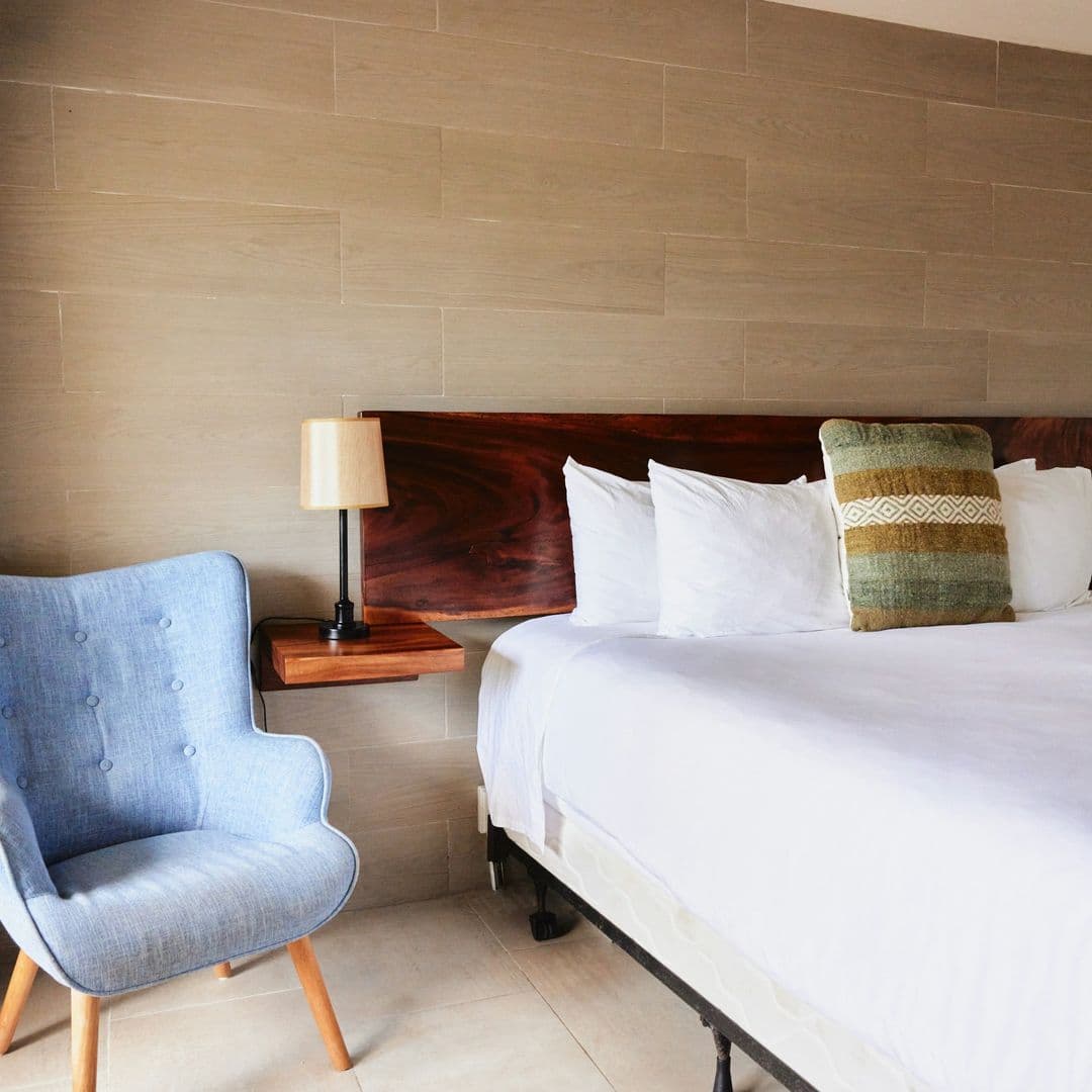 Bettrückwand und Wandtisch im Hotelzimmer