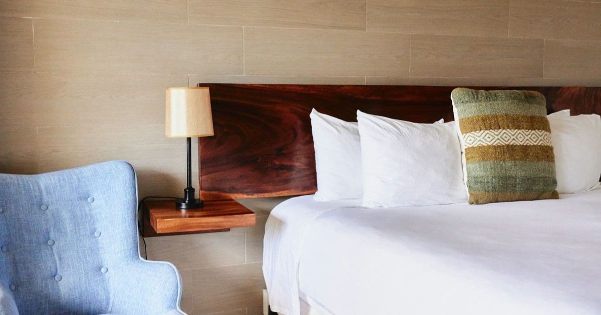 Bettrückwand und Wandtisch im Hotelzimmer