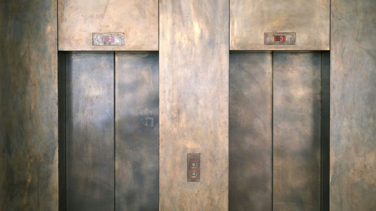 Aufzug in Metalloptik