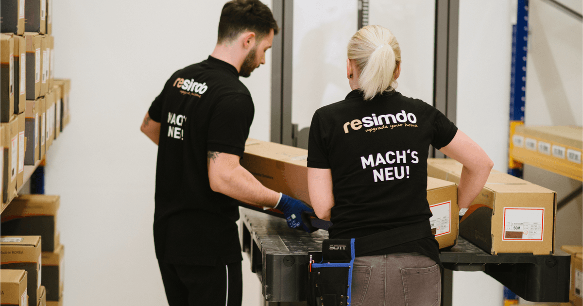 Zwei Kollegen im Lager