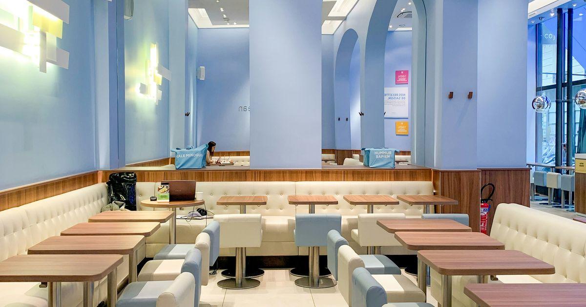 Restaurant mit blauen Wänden und Holztischen