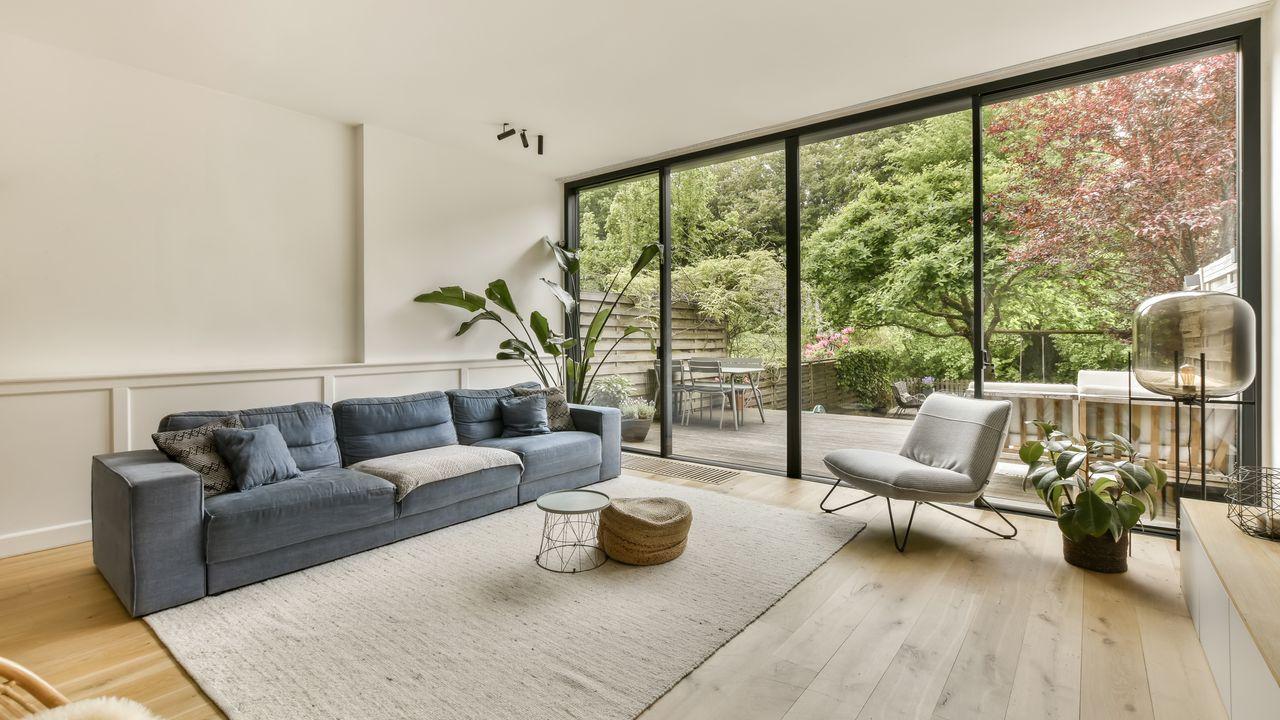 Fensterrahmen in Schwarz