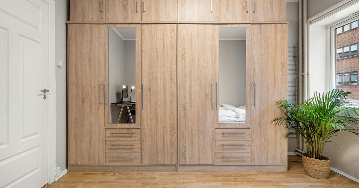 Schrank in Holzoptik