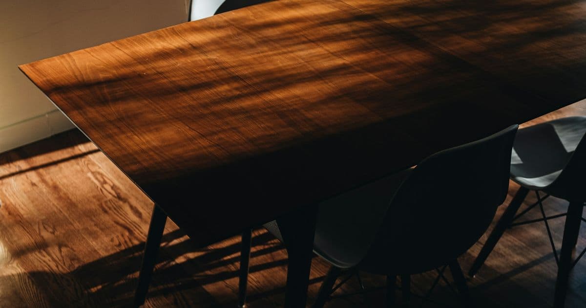 Tisch in Holz Dunkel