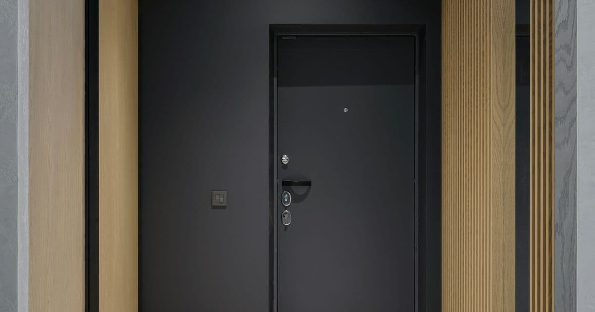 Türe und Wand in Schwarz