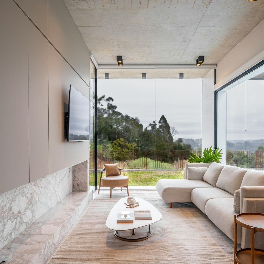 Marmorwohnzimmer mit großen Fenster