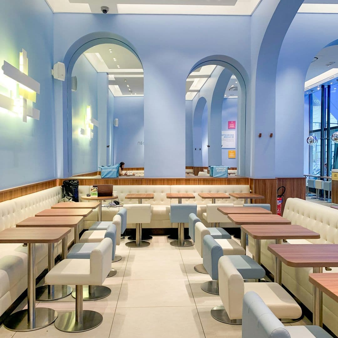 Restaurant mit blauen Wänden und Holztischen